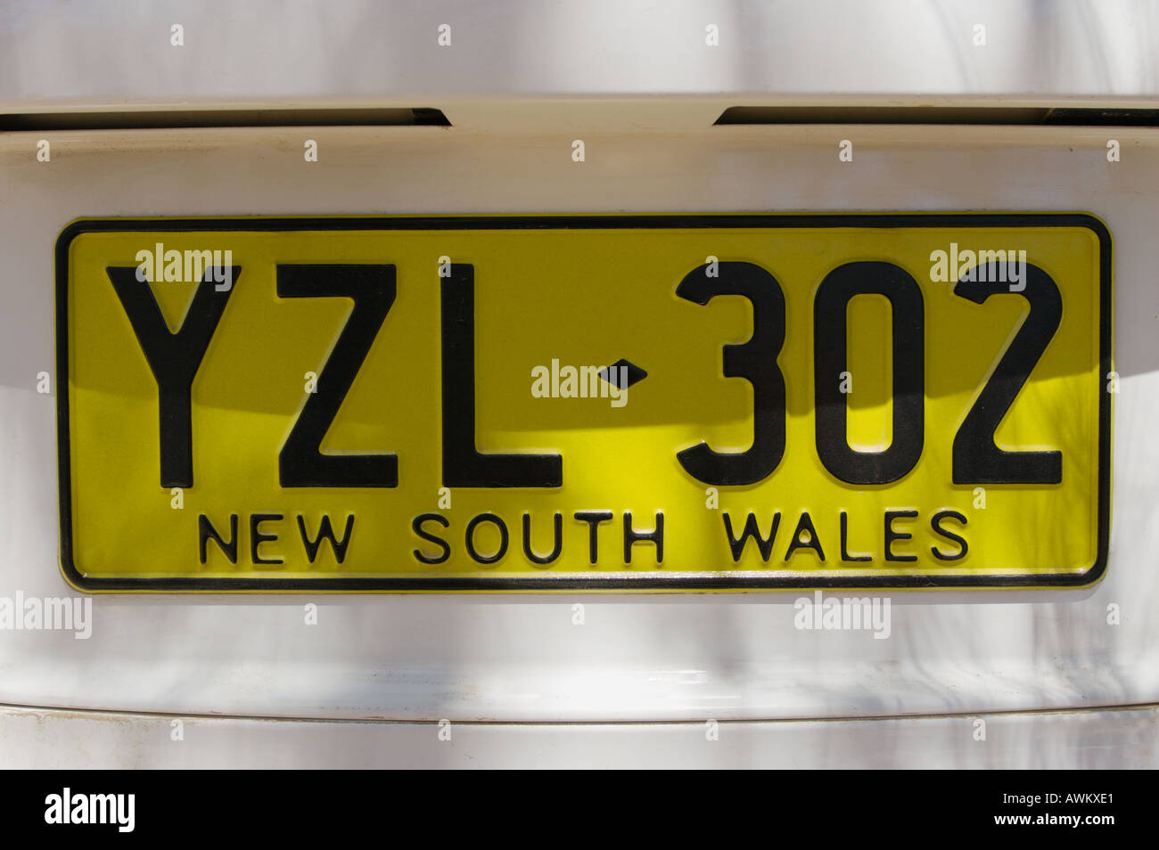New South Wales State-Kfz-Kennzeichen mit schwarzen Buchstaben und Zahlen  auf einem gelben Hintergrund Australien Stockfotografie - Alamy