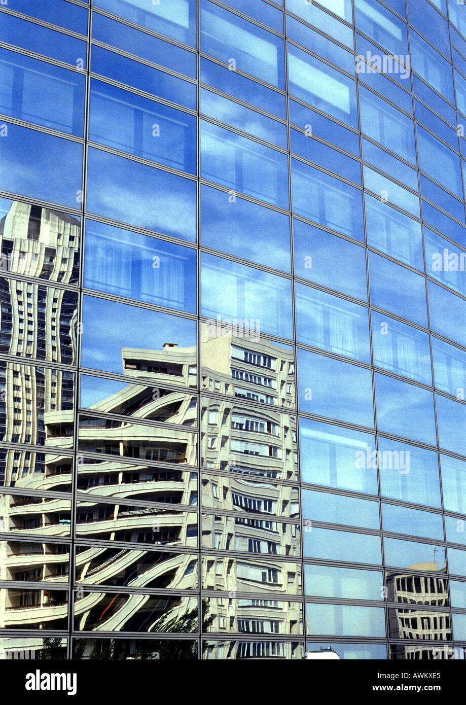 Gebäude spiegelt sich in Fensterscheiben der Wolkenkratzer Stockfoto