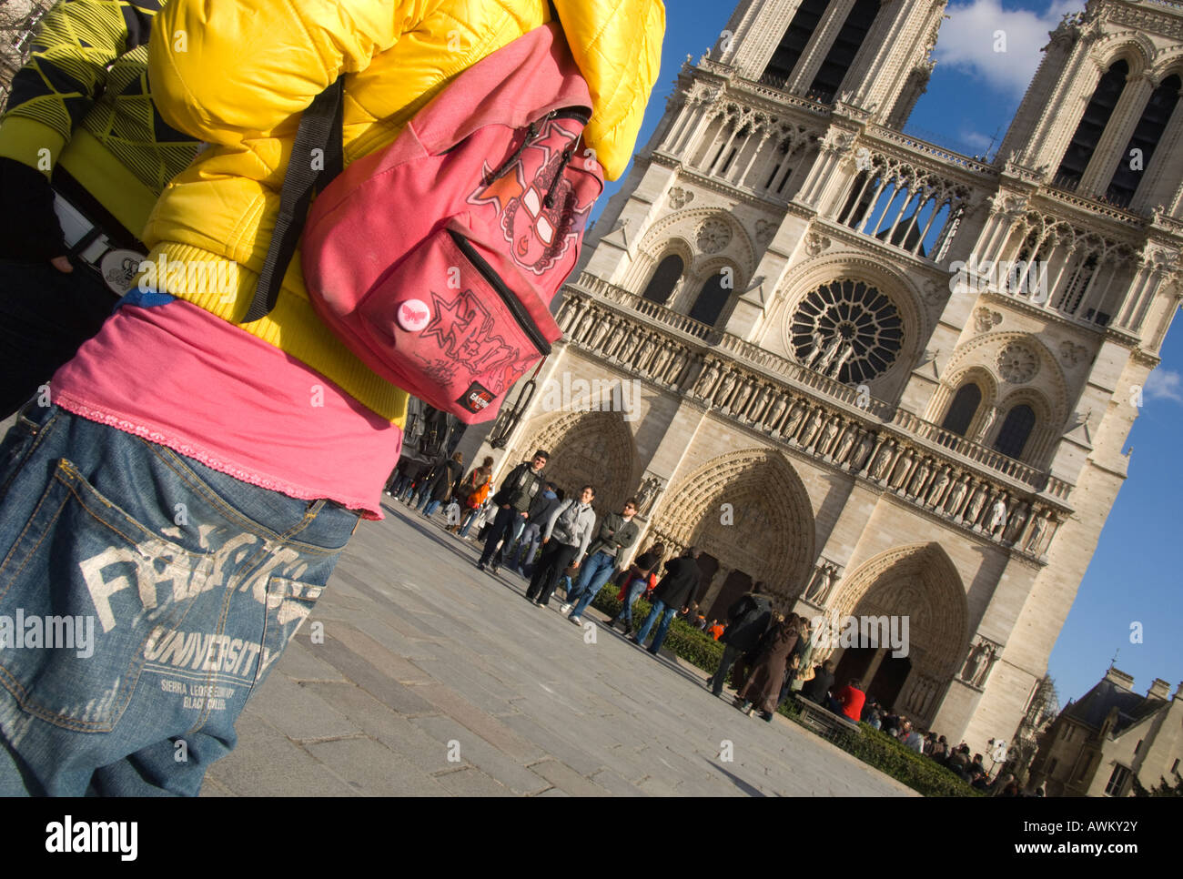 Frankreich Paris 4 Notre Dame Kathedrale junge Frau im Esplanade sackartige Kleidung zu tragen Stockfoto