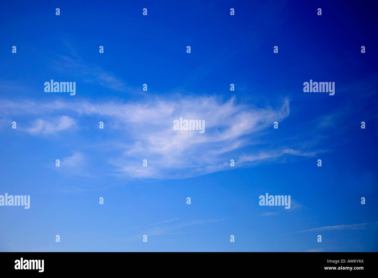 Cirrus Wolkenbildung in ein strahlend blauer Himmel Stockfoto