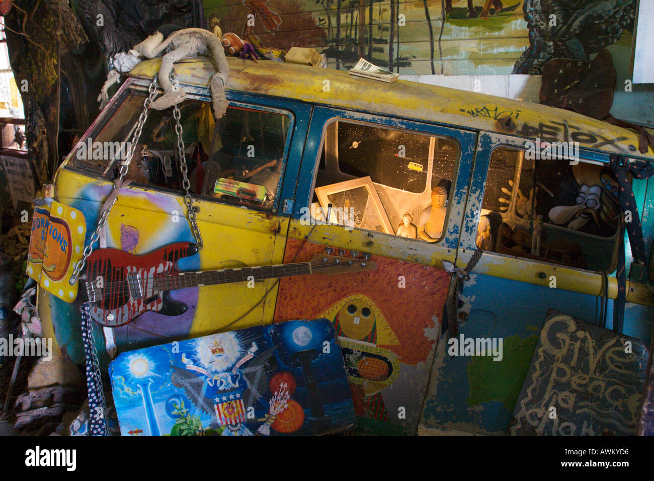 Bizarre Ausstellung von einem alten VW Dormobile im Museum auf Cullen Street in der Hippie Stadt von Nimbin NSW Australia Stockfoto