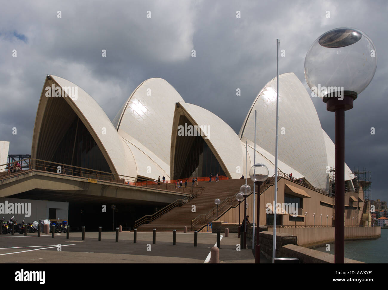 Dramatischen Blick auf die Oper Schalen strahlend sonnigen gegen einen grauen Sturm bewölkt sky Sydney N S W Australia Stockfoto