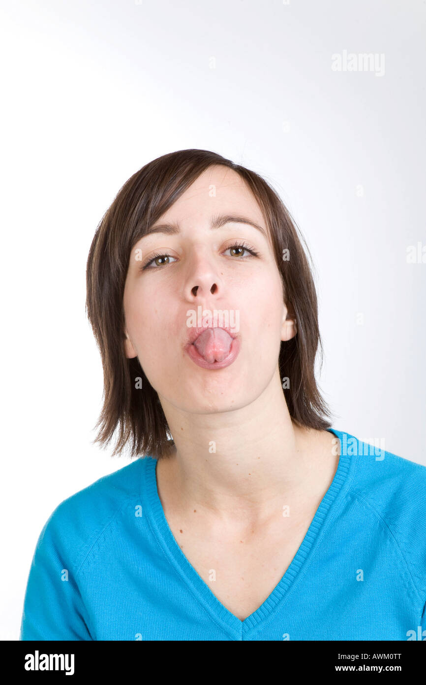 Junge Frau stossen Zunge heraus Stockfoto