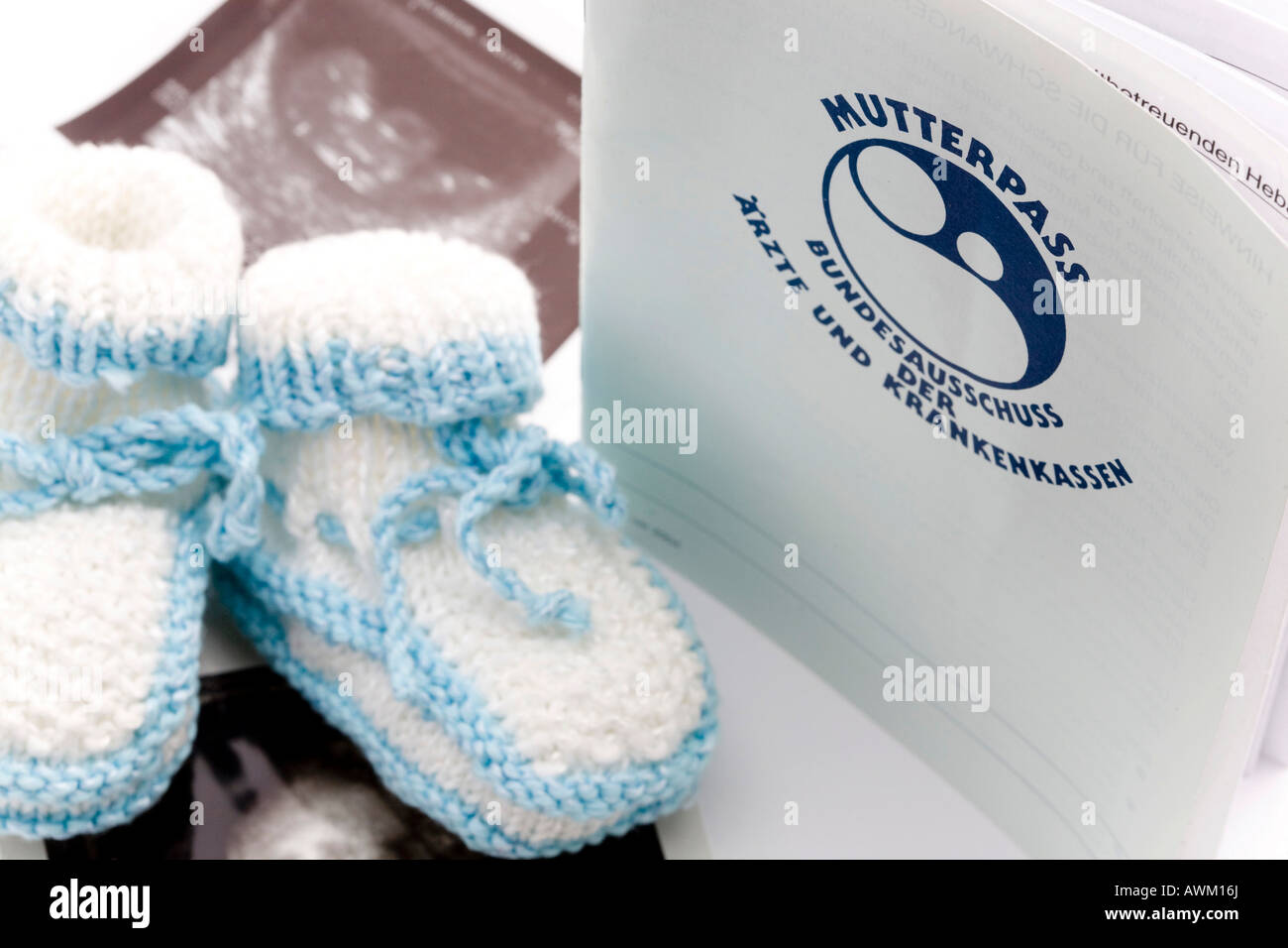 Mutterpass mit Baby-Schuhe Stockfoto