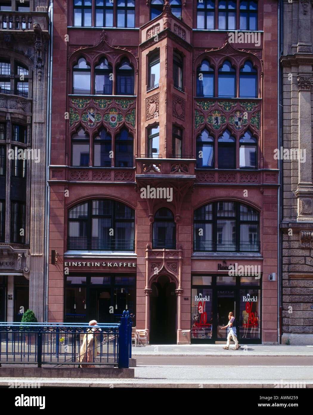 Seitenansicht der Mann zu Fuß vor dem Gebäude, Berlin, Deutschland, Europa Stockfoto