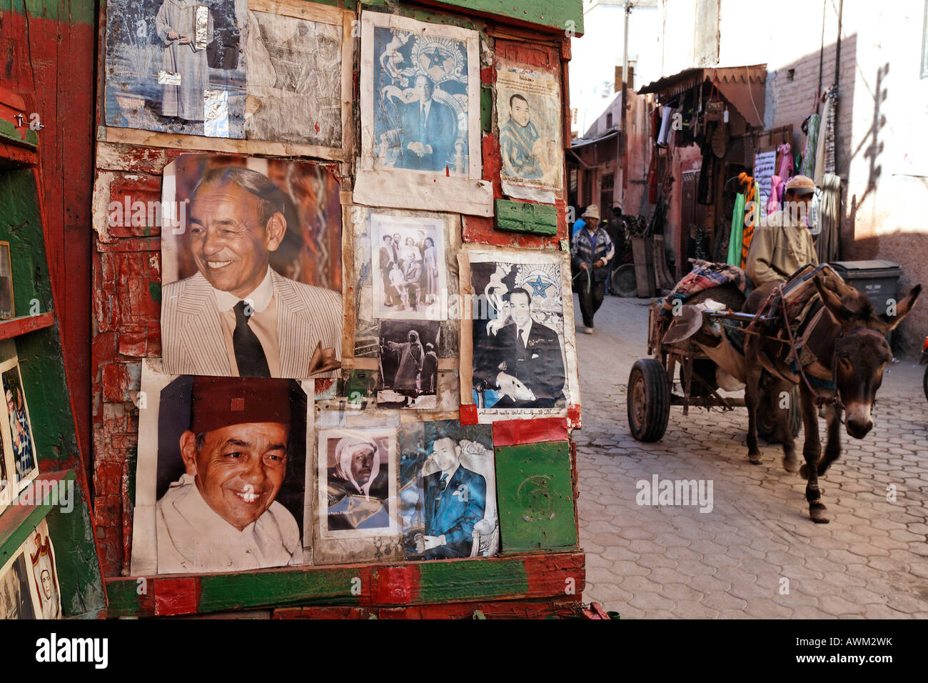 Verblasste, vergilbte Bilder von König Hassan II. An einem Kiosk im historischen Medina-Viertel, Marrakesch, Marokko, Afrika Stockfoto