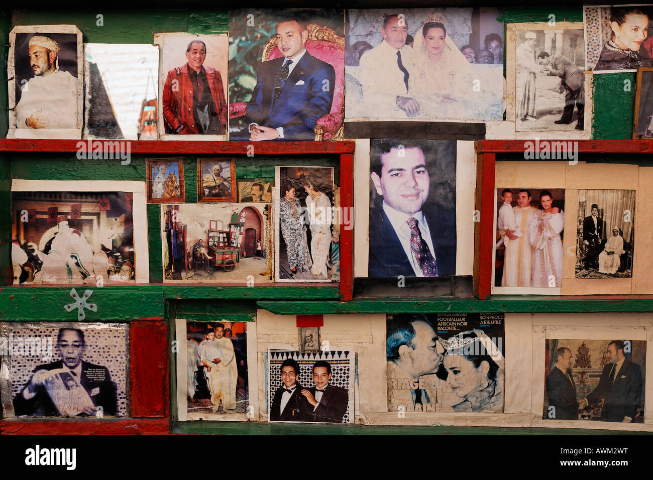 Verblasste, vergilbte Bilder marokkanischer Königsfamilie, Könige Hassan II und Mohammed VI. An einem Kiosk im historischen Medina-Viertel Marrake Stockfoto