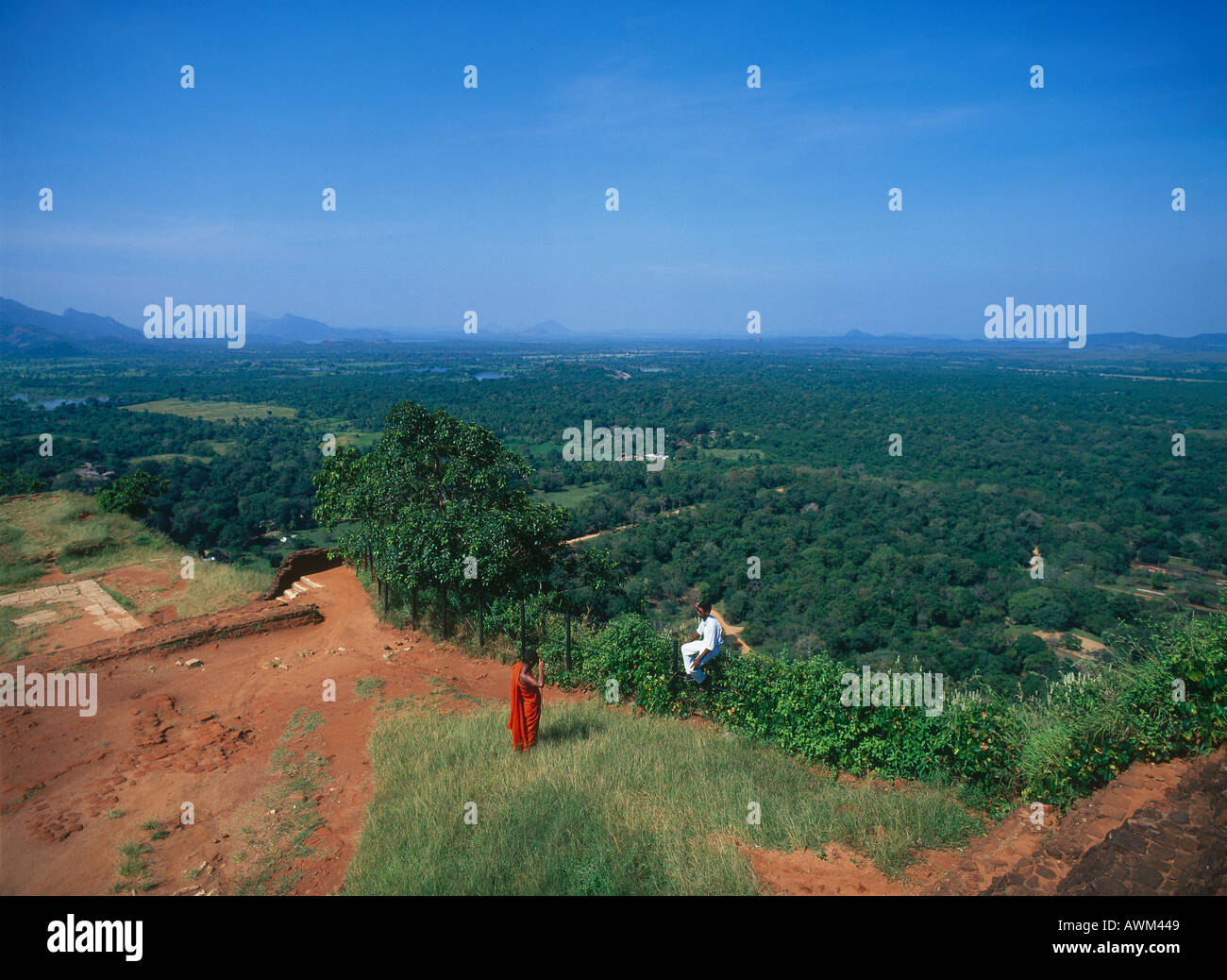 zwei Personen auf einem Hügel mit Blick auf ein Tal, Sigiriya, Sri Lanka Stockfoto