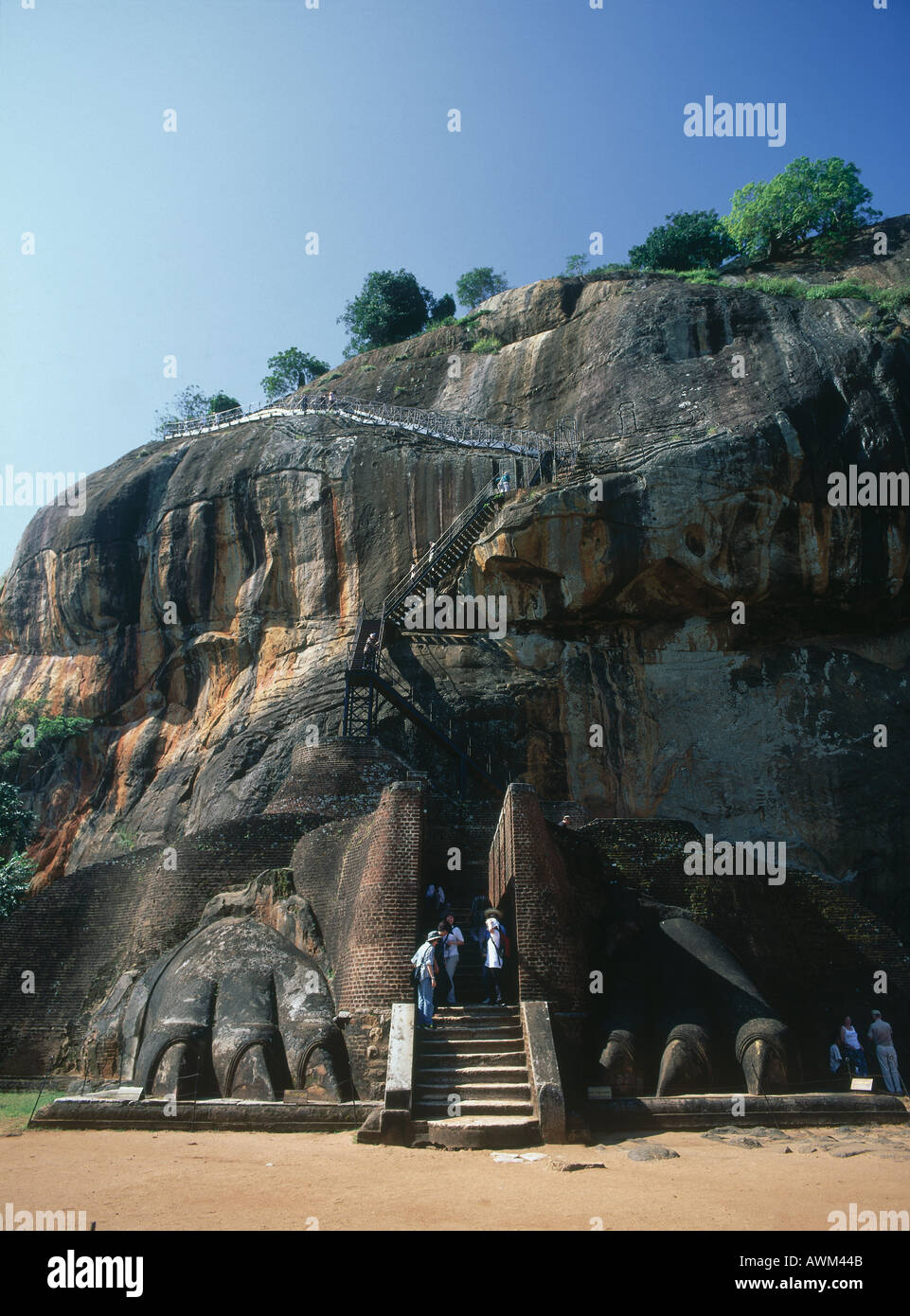 Touristen am Eingang der Festung Sigiriya Felsenfestung Sigiriya, Sri Lanka Stockfoto