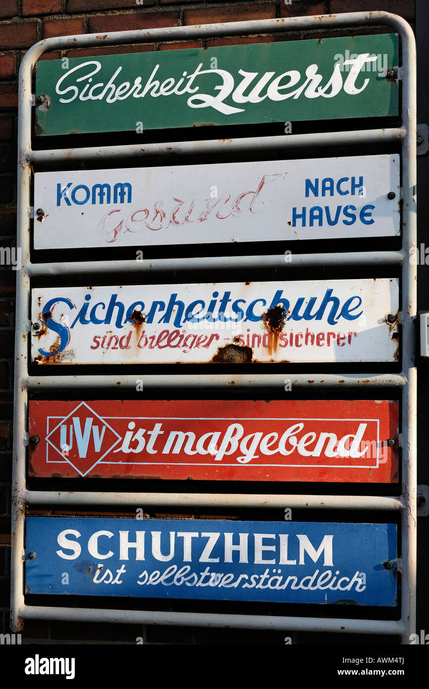 Alte Emailschilder mit Anmerkungen hinsichtlich Sicherheit Messungen, Eingang des Kraftwerks Hermann Wenzel, Duisburg-Ruhrort, NRW Stockfoto