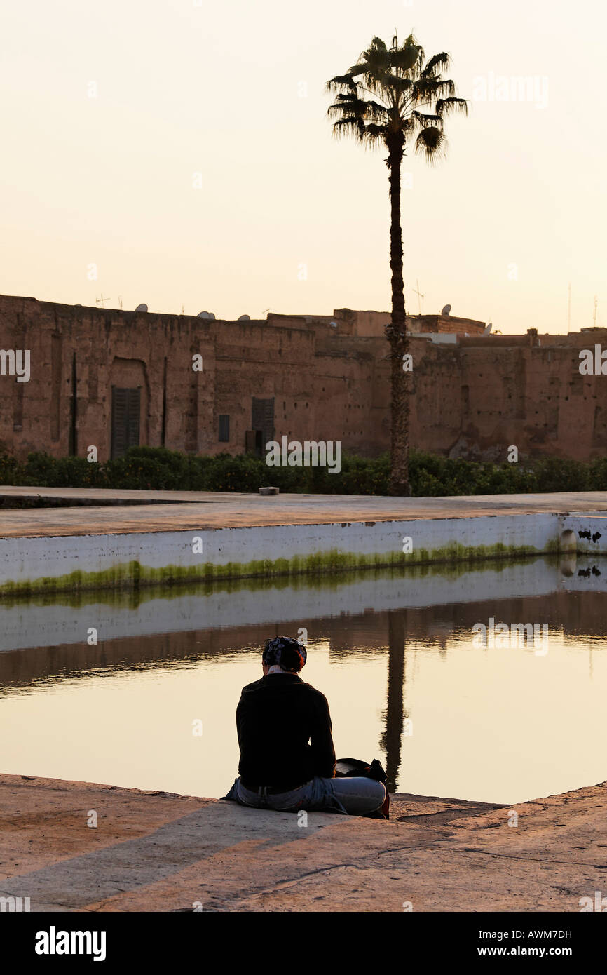 Weibliche Touristen am Rande eines Wasserbeckens, historischen Innenhof des Palais EL Badi, Marrakesch, Marokko, Afrika Stockfoto