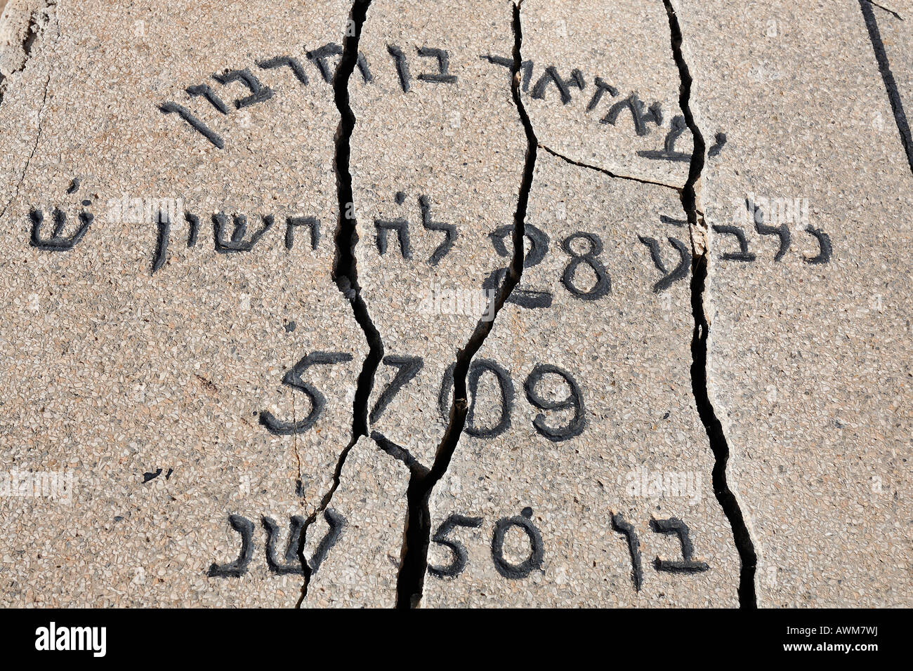 Geknackte Steinbuch mit hebräischer Inschrift, alter jüdischer Friedhof, Mellah, Medina, Marrakesch, Marokko, Afrika Stockfoto