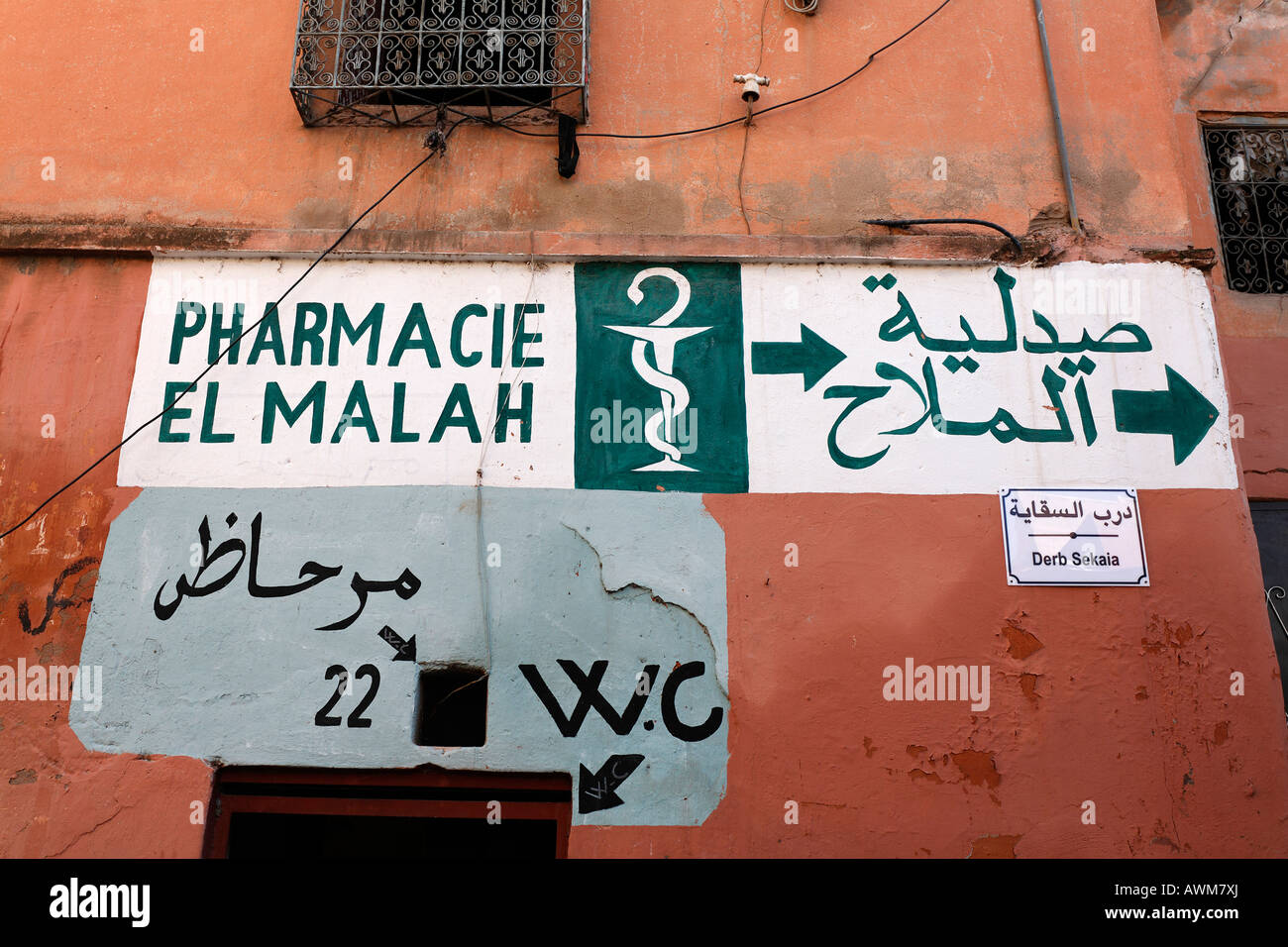 Fingerpost Apotheke und WC, an einer Wand gemalt, alten jüdischen Stadtbezirk Mellah, Medina, Marrakesch, Marokko, Afrika Stockfoto