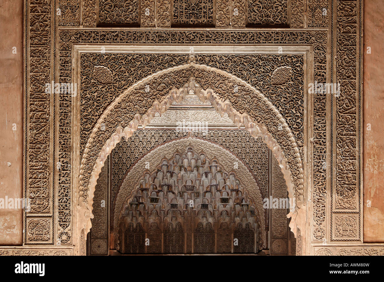 Wunderschöne Stuckdekoration, kleines Mausoleum der Saadien-Gräber, Medina, Marokko, Afrika Stockfoto