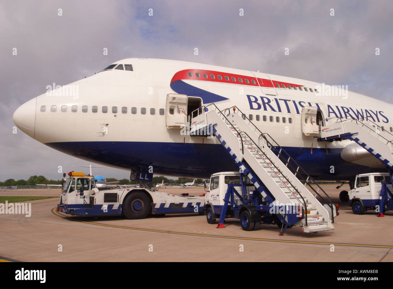 British Airways 747 Jumbo Jet mit Airstairs auf Flughafenrampe Stockfoto