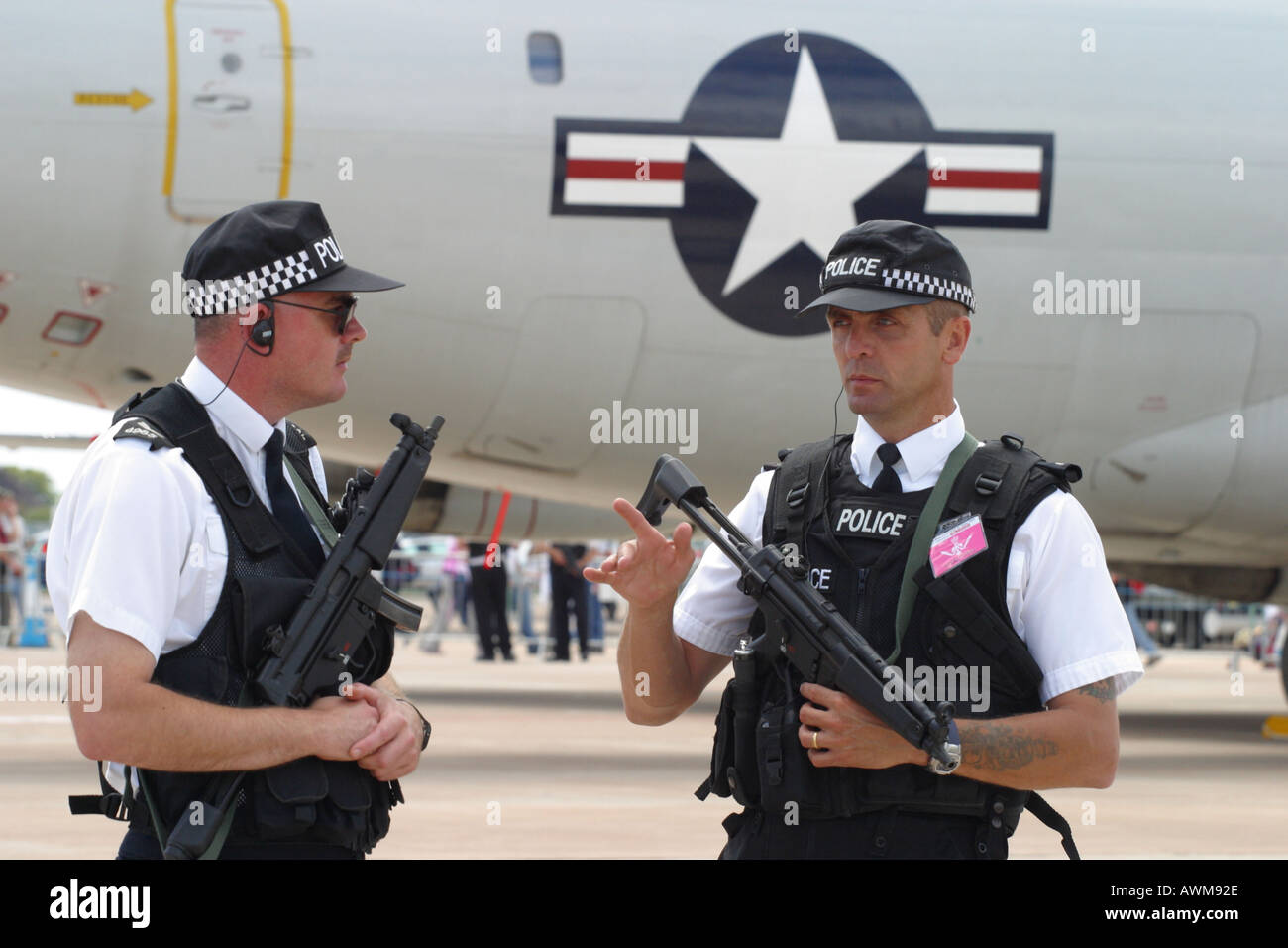 Sicherheit bewaffneten britischen UK Polizisten Wache neben einer amerikanischen USAF Militärflugzeug an RAF Fairford Stockfoto
