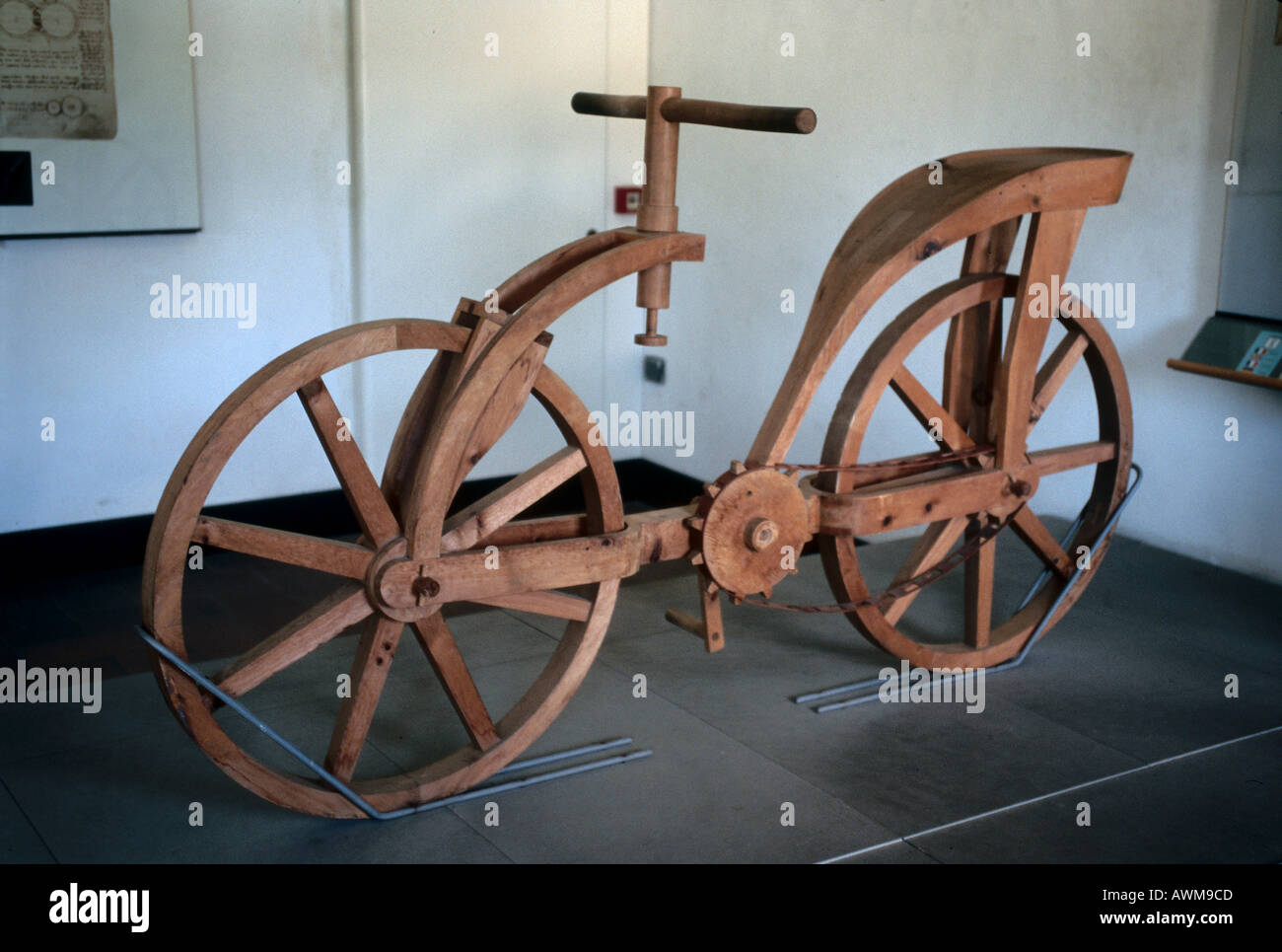 Hölzerne Fahrrad im Museum in Vinci, Toskana, Italien Stockfoto