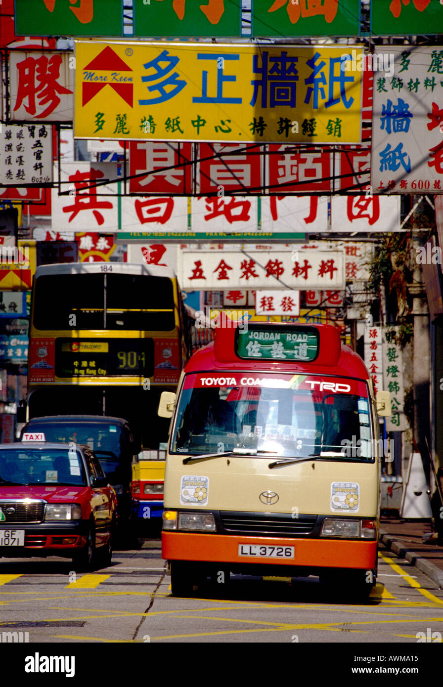 Bus und Taxi wartet an einer Kreuzung von Shanghai Street in Kowloon Hong Kong Stockfoto