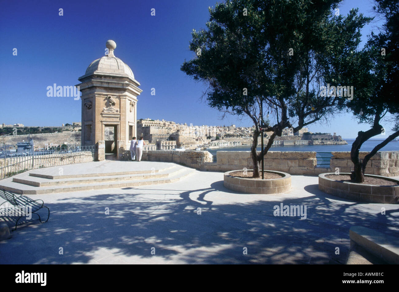 Ansicht von hinten von zwei Menschen stehen am Hafen, Vedette, Senglea, Malta Stockfoto