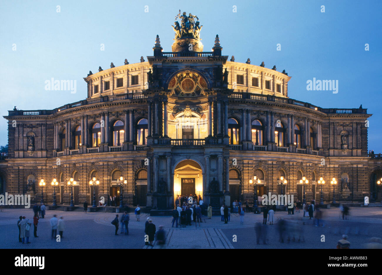 Touristen am Eingang der Oper Haus, Dresden, Sachsen, Deutschland Stockfoto
