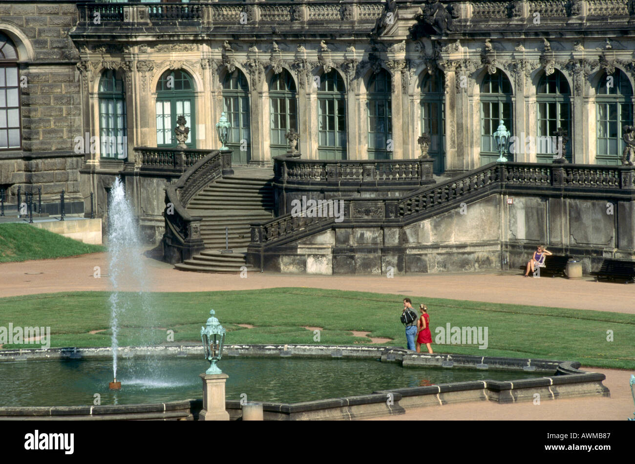 Touristen in der Nähe von Brunnen, Burg Zwinger, Dresden, Sachsen, Deutschland Stockfoto