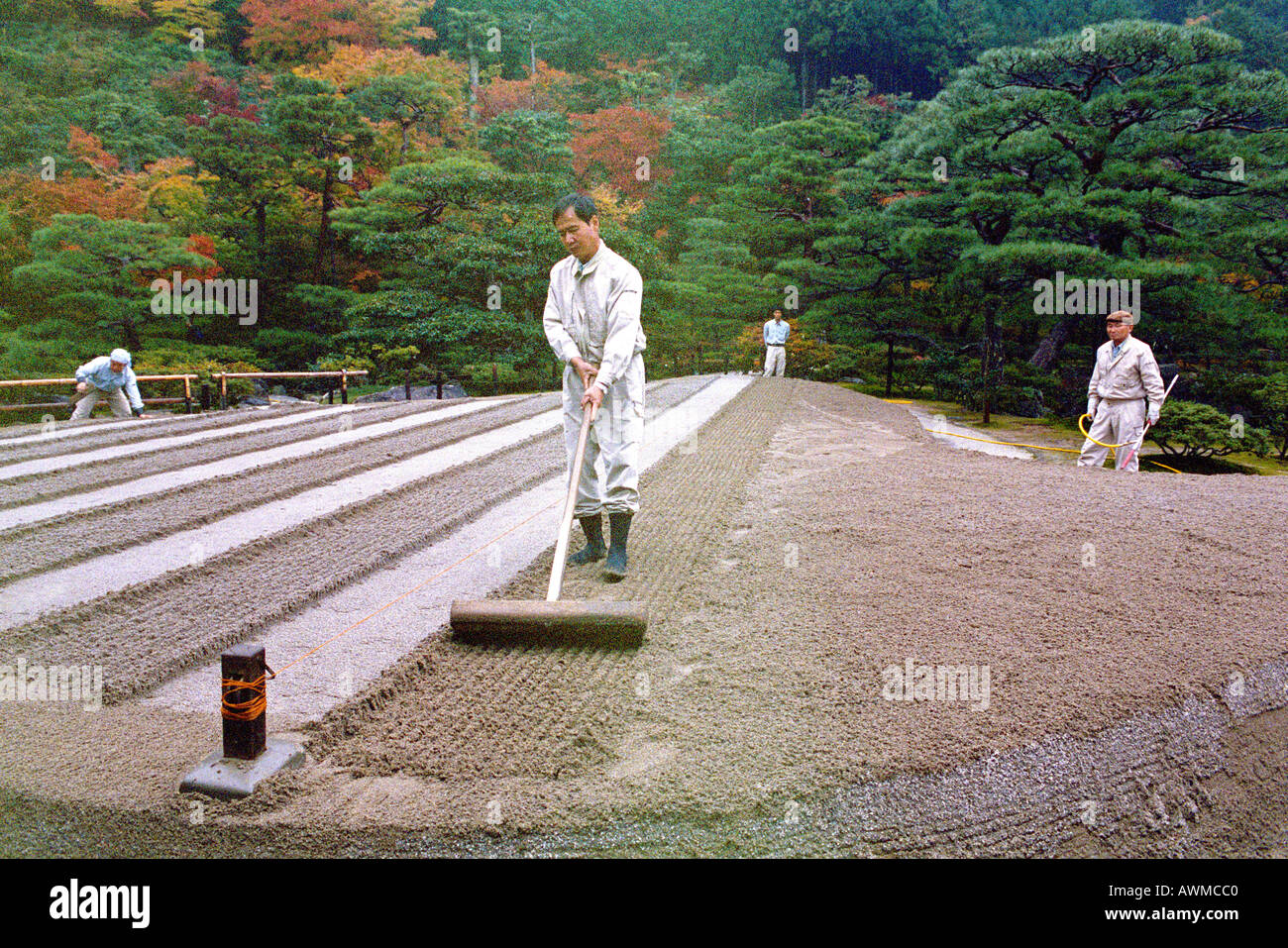 Gärtner, die einen neuen ZenGarten an der Silver Pavilion Ginkakuji