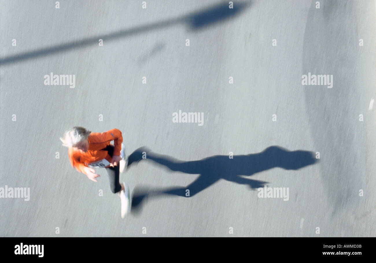 Erhöhte Ansicht von Frau läuft Marathon Stockfoto