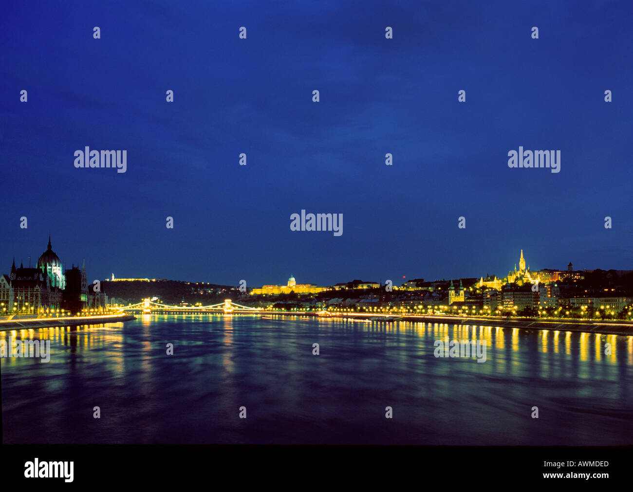 Reflexion von beleuchteten Gebäuden im Fluss, Danubia, Budapest, Ungarn Stockfoto