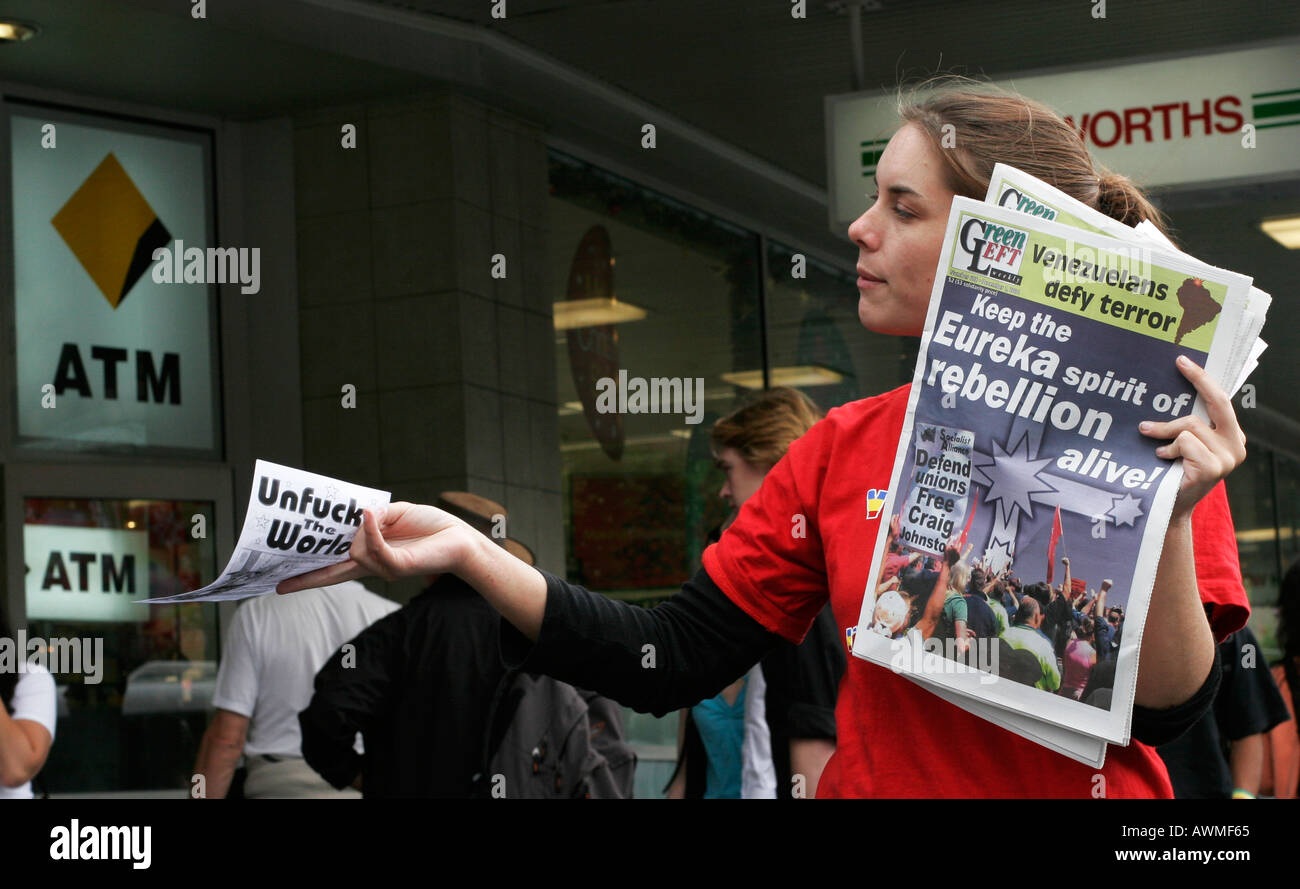 Grüne linke Partei verteilt Flugblätter in Sydney Australia Stockfoto