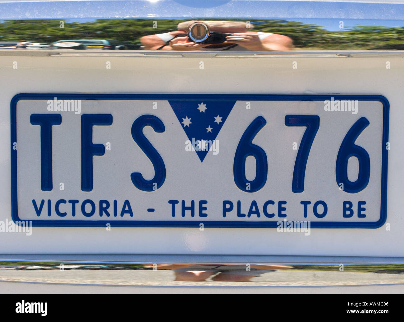 Victoria State-Kfz-Kennzeichen mit blauen Perimeter Buchstaben und Zahlen auf einem weißen Hintergrund mit Stern gemustert Logo Australien Stockfoto