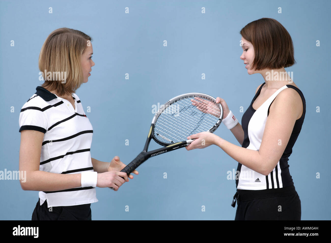 Zwei Mädchen, gekleidet in der Sportswear mit einem Tennisschläger Stockfoto