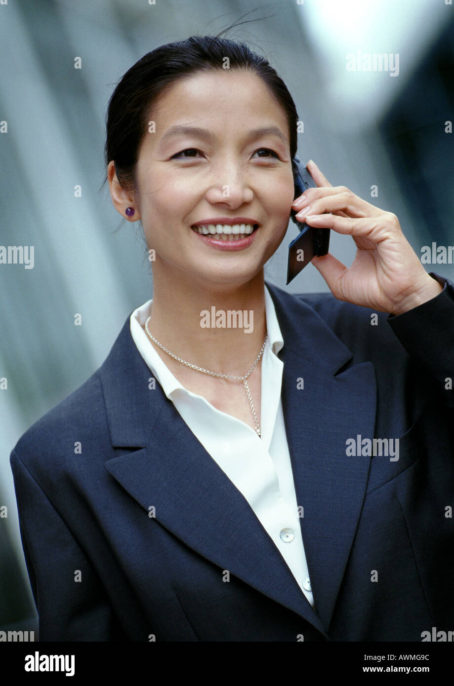 Geschäftsfrau mit Handy, Lächeln, Porträt Stockfoto