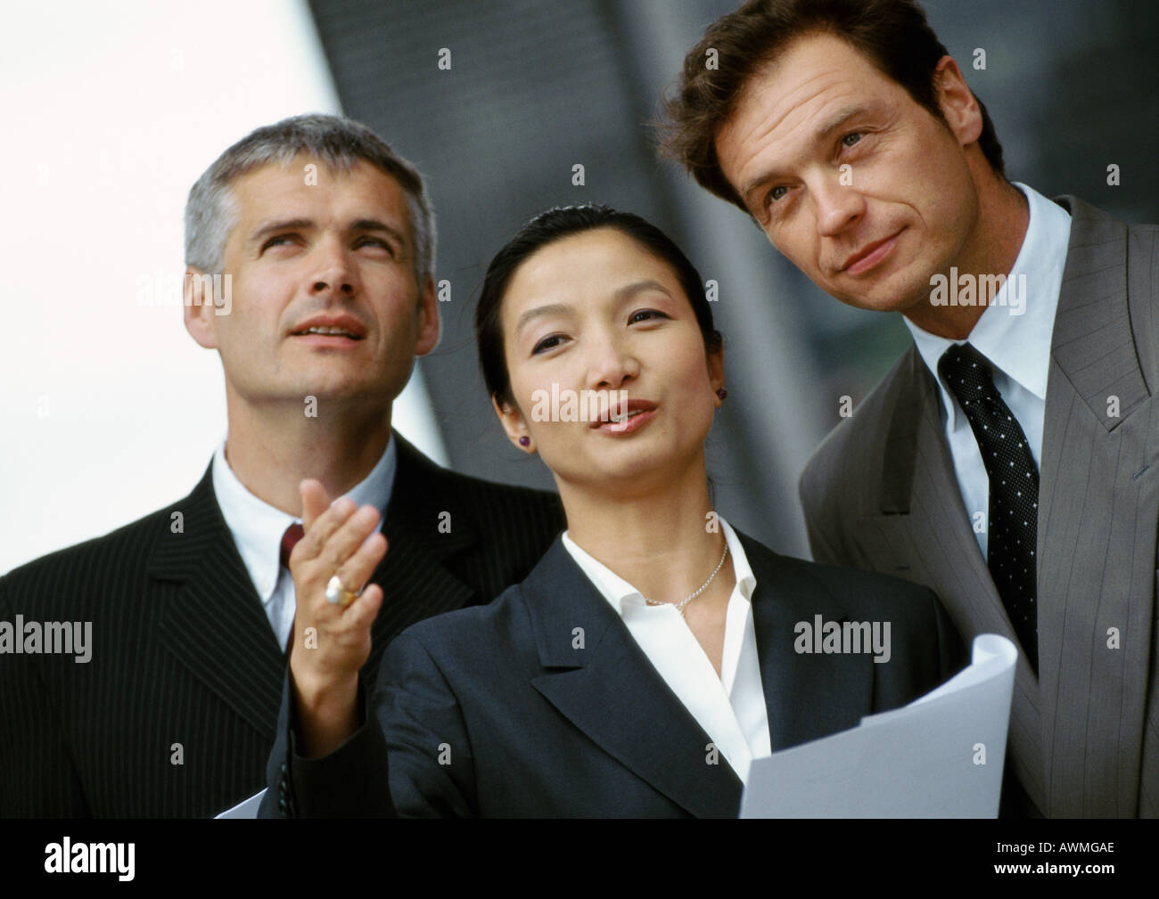 Drei Geschäftsleute stehen nebeneinander, niedrigen Winkel anzeigen Stockfoto