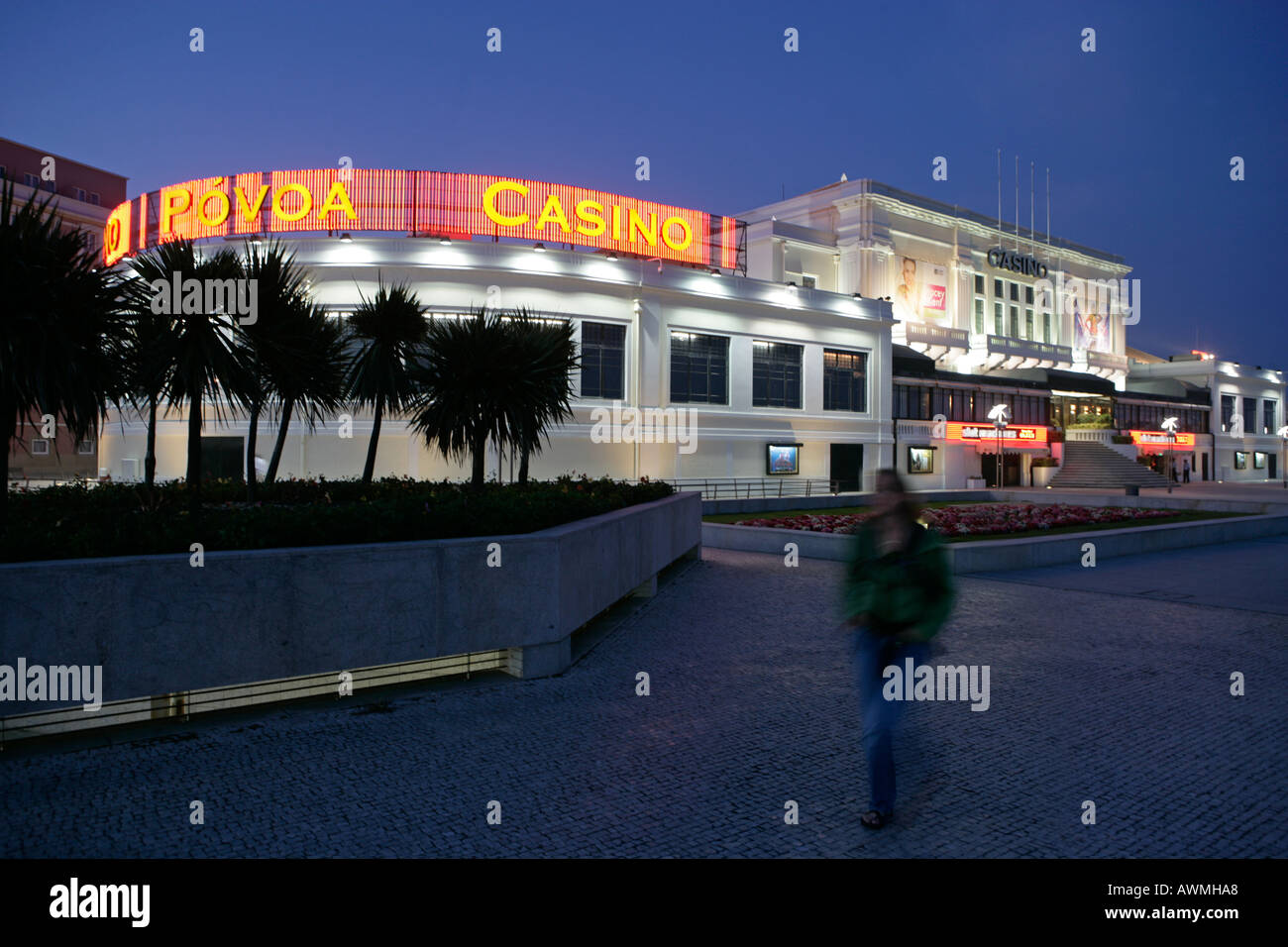 Eine Frau geht vorbei an das Casino in der Nacht in Póvoa de Varzim Portugal Stockfoto