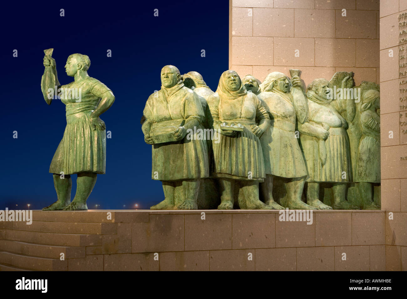 Eine Bronzestatue in Póvoa de Varzim Portugal die Frauen der Fischer der Stadt gewidmet. Stockfoto