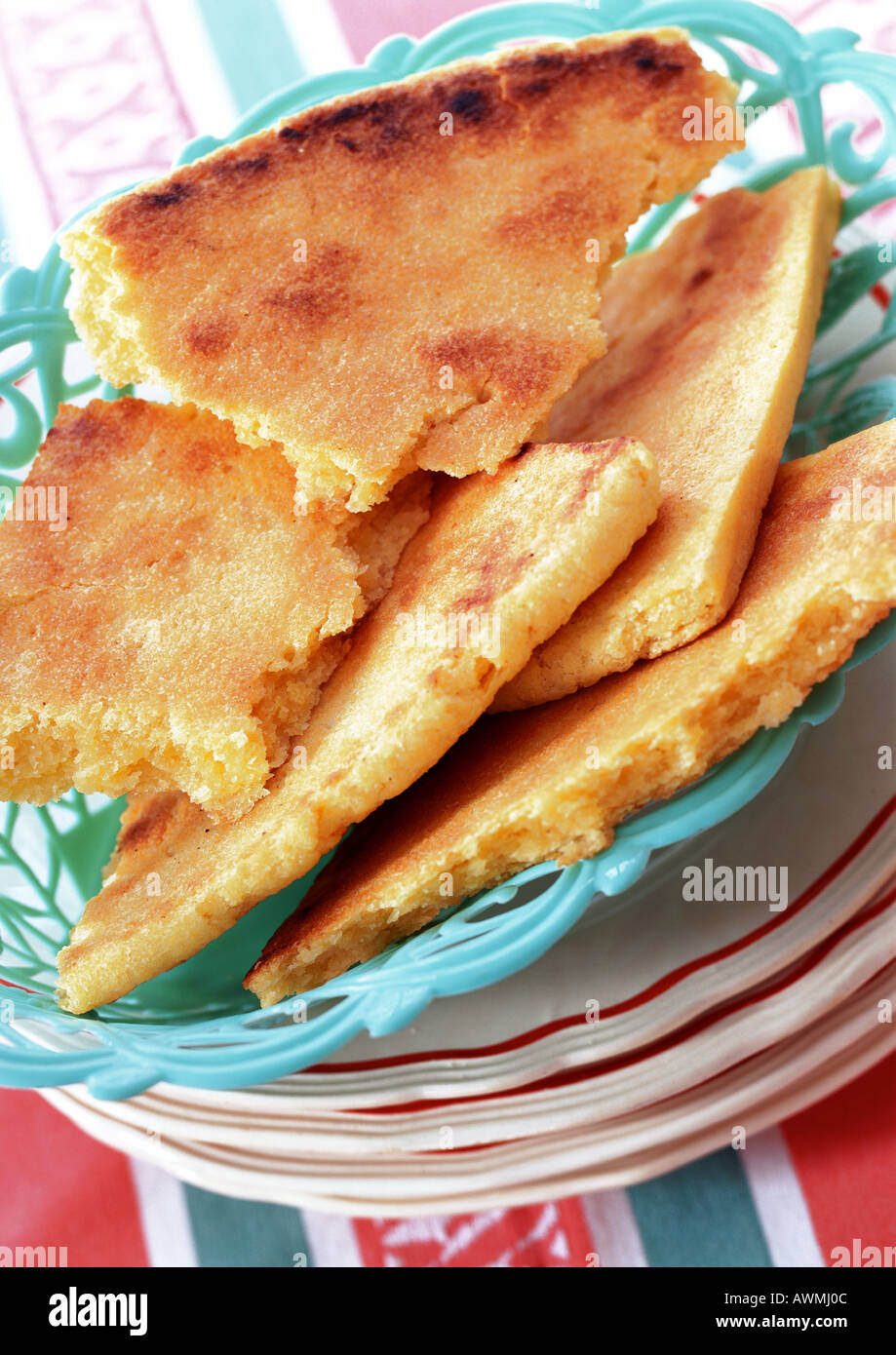 Korb mit Kesra, traditionelle algerische Brot, das gebrochen in Stücke, Nahaufnahme Stockfoto