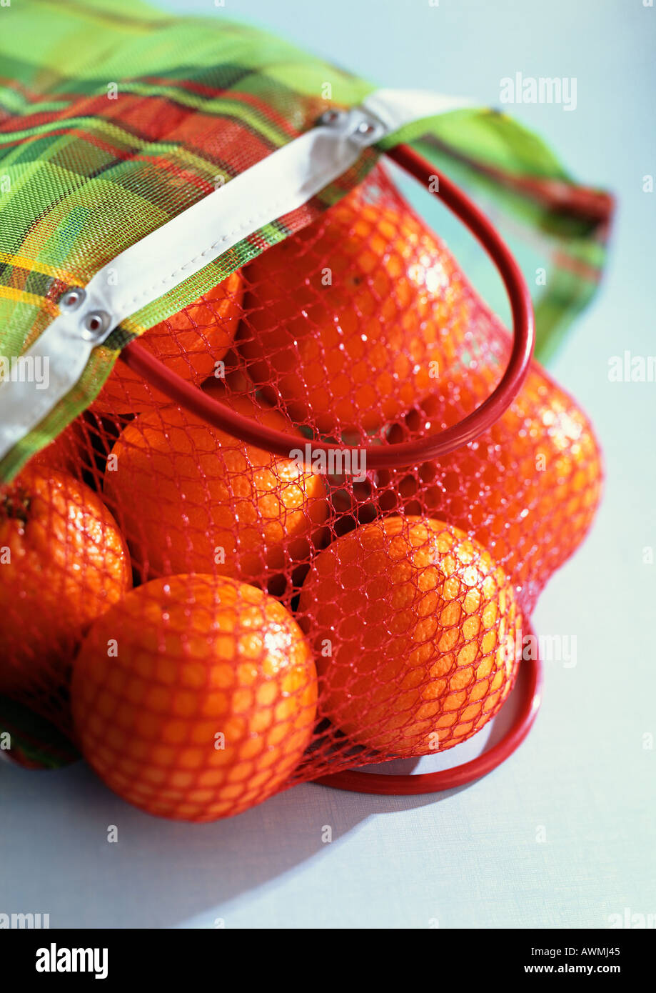 Orangen in wiederverwendbaren shopping Tasche, close-up Stockfoto