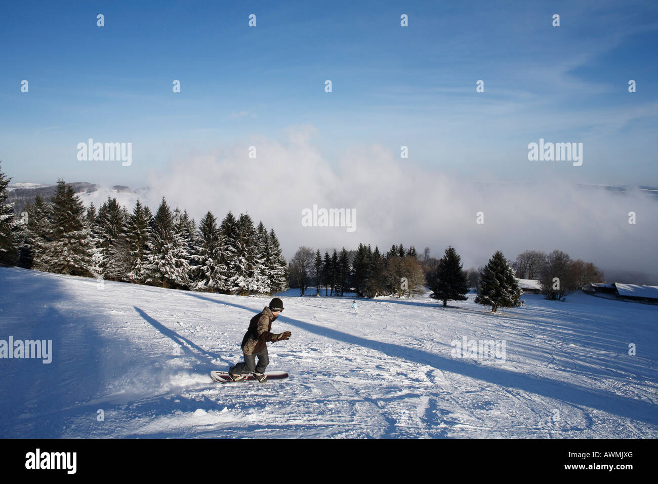 Snowboarder auf eine Skipiste, Mt. Kreuzberg bei Bischofsheim, Rhön Berge, untere Franken, Bayern, Deutschland, Europa Stockfoto