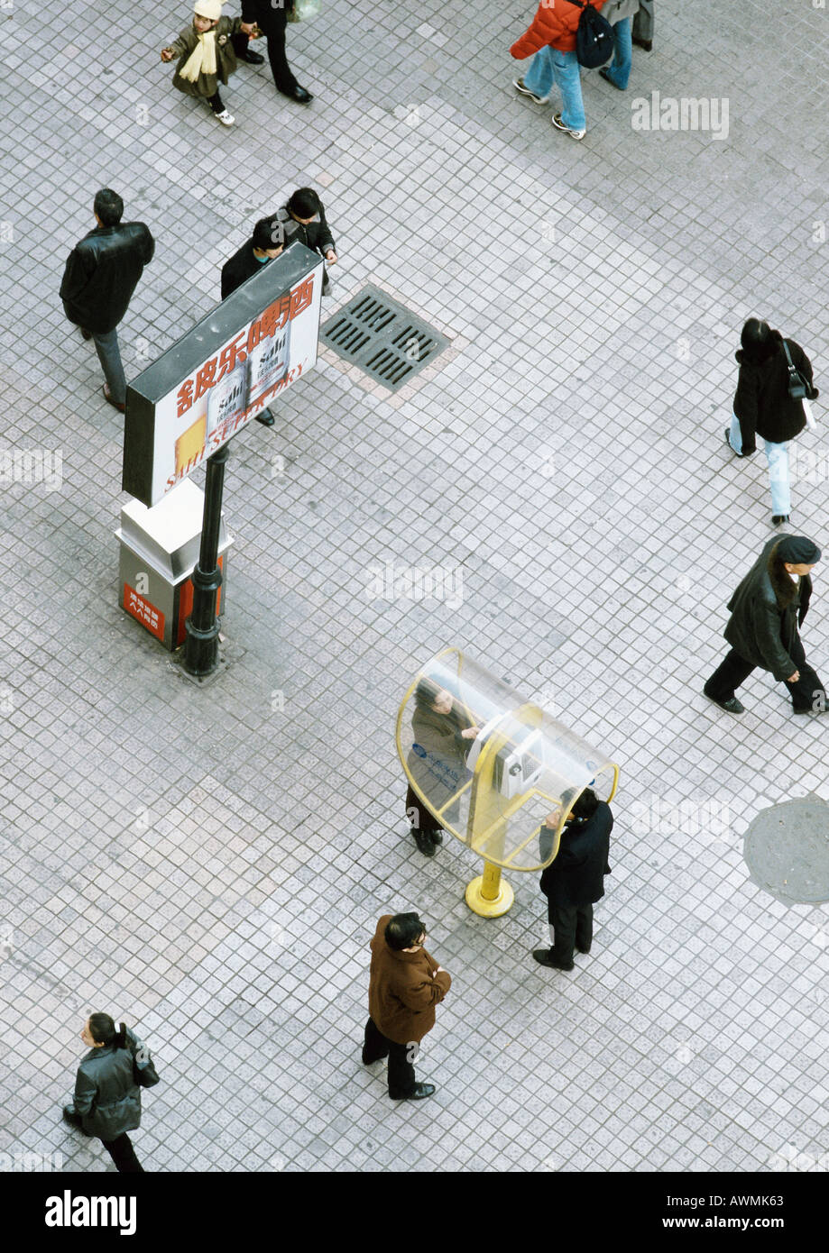China, Liaoning, Dalian, Fußgänger zu Fuß über die Promenade, Menschen mit öffentlichen Münztelefone, erhöht, Ansicht Stockfoto