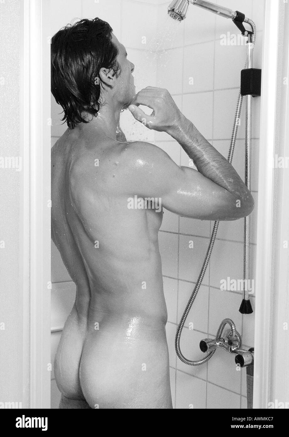 Mann unter Dusche, Rückansicht, b&w Stockfoto