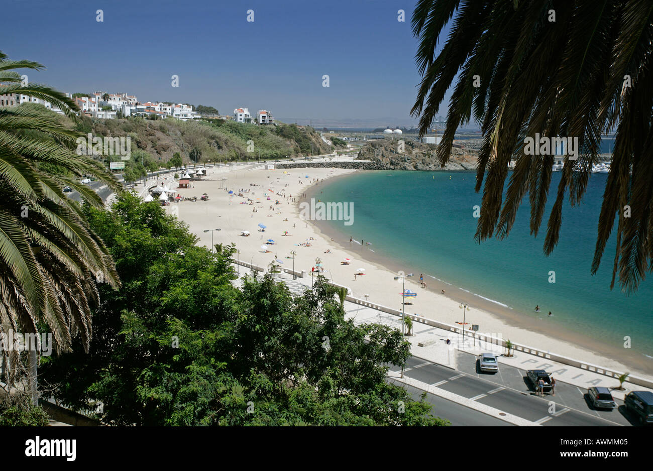 Der Strand von Sines Portugal von der Straße oben gesehen Stockfoto