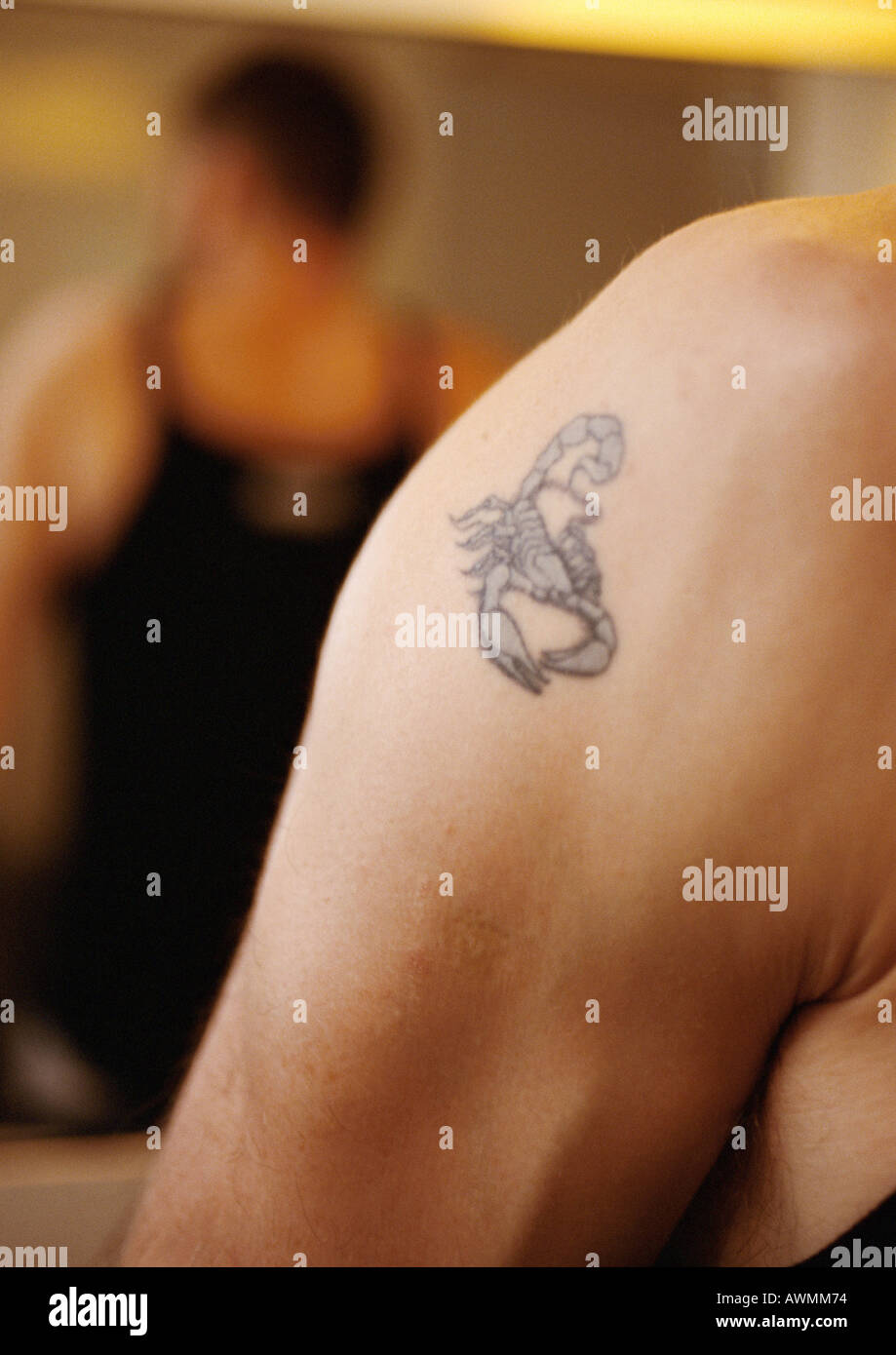 Skorpion Tattoo auf der Schulter des Mannes, Nahaufnahme Stockfoto