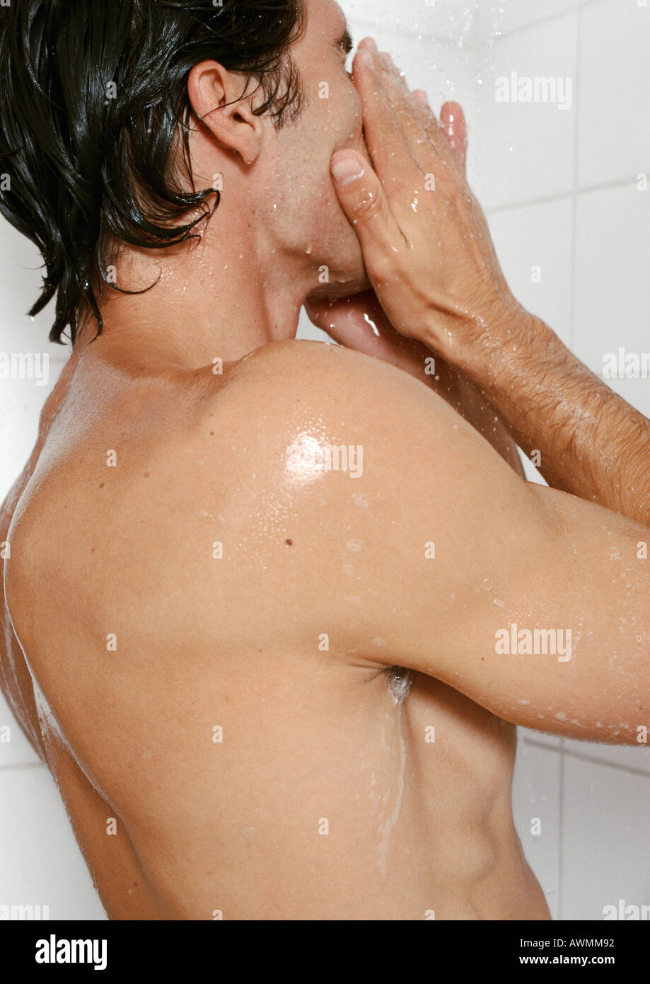 Mann unter Dusche, Seitenansicht Stockfoto