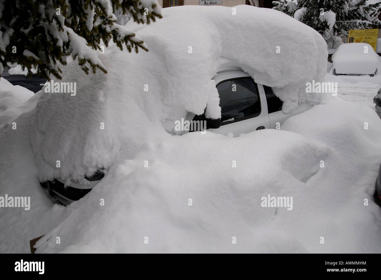 Auto begraben unter einem Schneehaufen, Arabba, Bolzano-Bozen, Dolomiten, Italien, Europa Stockfoto