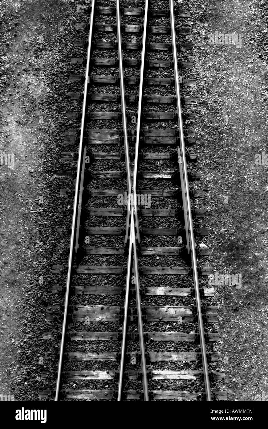 Eisenbahnlinien laufen zusammen und auseinander Stockfoto