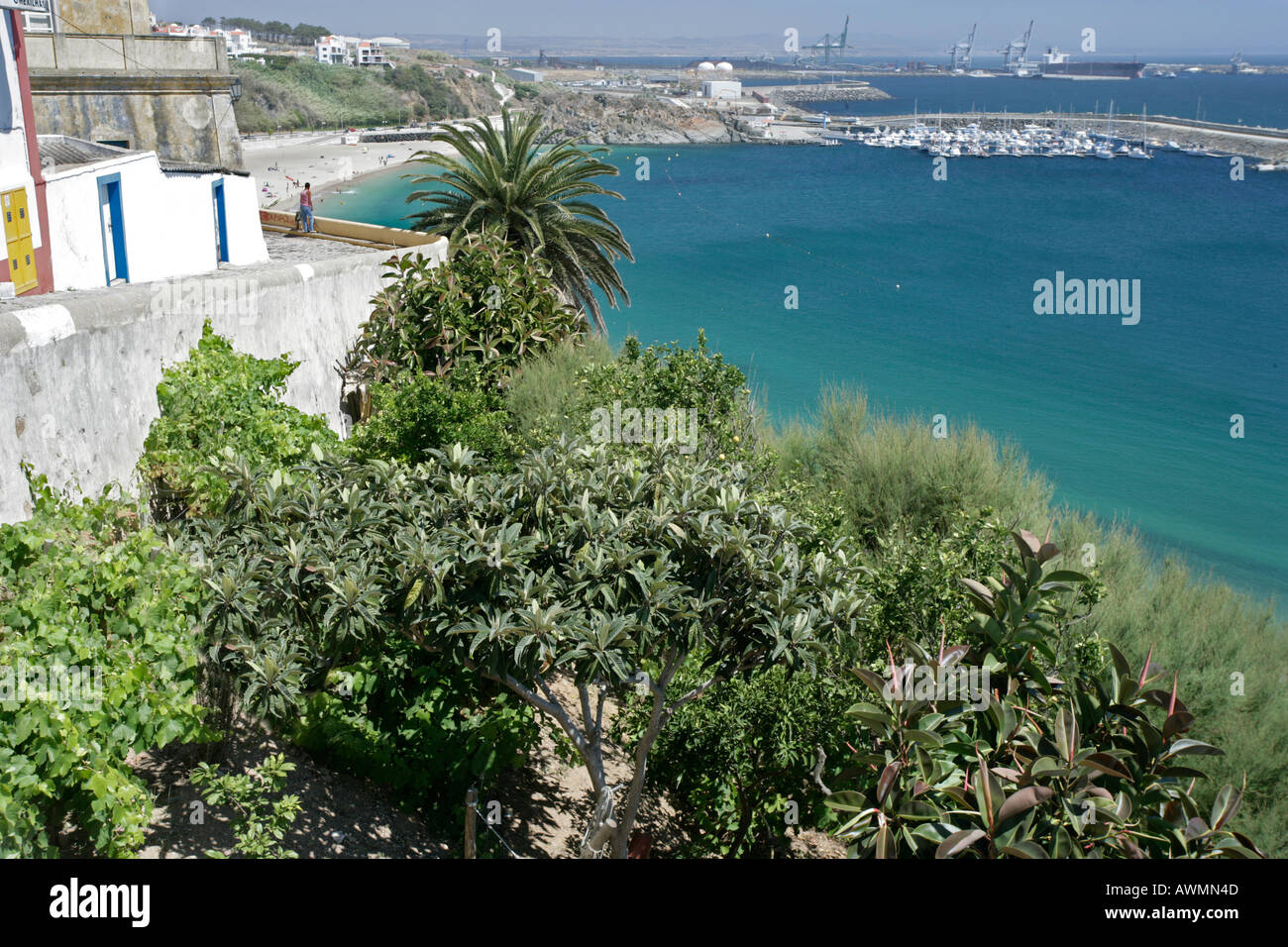 Der Strand von Sines Portugal von der Straße oben gesehen. Stockfoto