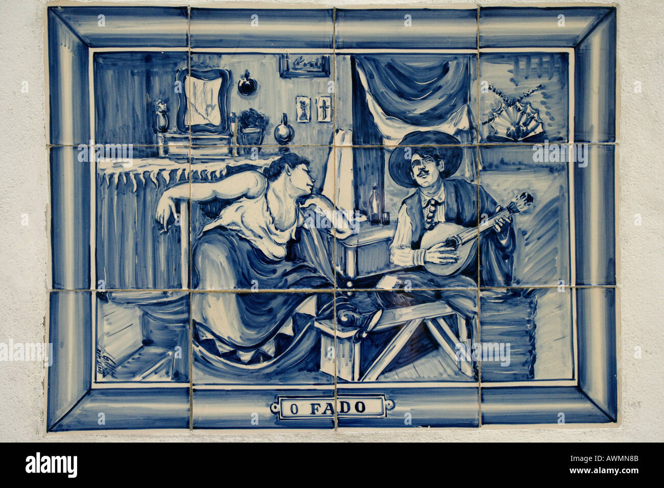 Portugiesische Fliesen Gemälde oder Azulejo Darstellung einen Mann für eine Frau ein Fado Lied spielen Stockfoto