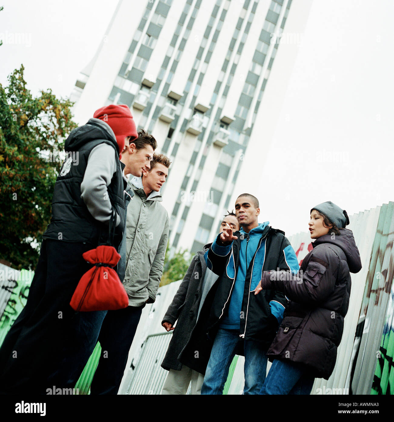 Gruppe von Jugendlichen außerhalb Hochhaus im Hintergrund Stockfoto