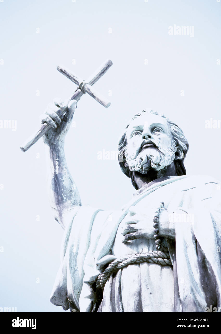 Statue von Mann, Kruzifix, niedrigen Winkel Ansicht Stockfoto