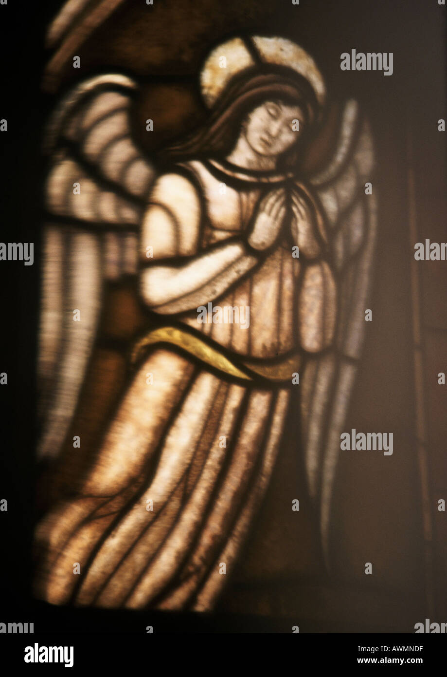 Engel in Glasmalerei, in voller Länge Stockfoto